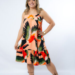 Vestido Tropical Estampado Paraíso Este lindo vestido tropical é a peça perfeita para quem busca conforto e estilo! Com alças finas e uma estampa vibrante de folhagens em tons de laranja, verde e preto, ele é ideal para dias ensolarados.