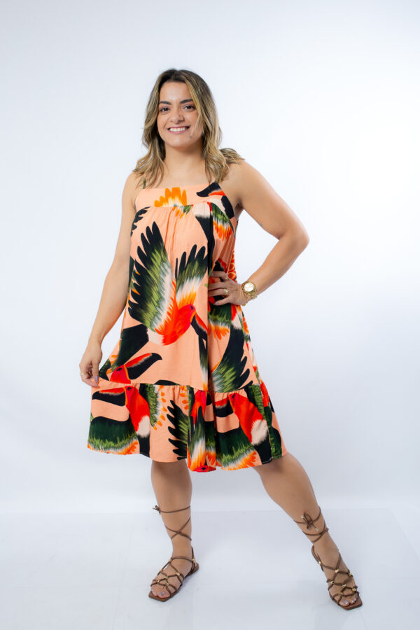 Vestido Tropical Estampado Paraíso Este lindo vestido tropical é a peça perfeita para quem busca conforto e estilo! Com alças finas e uma estampa vibrante de folhagens em tons de laranja, verde e preto, ele é ideal para dias ensolarados.